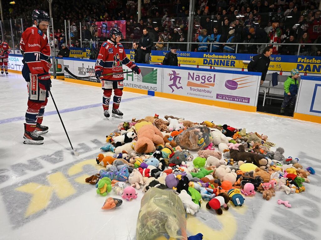 Kuscheltiere fast ohne Ende: Beim Teddy Bear Toss des EHC Freiburg gab es dieses Jahr einen neuen Rekord.