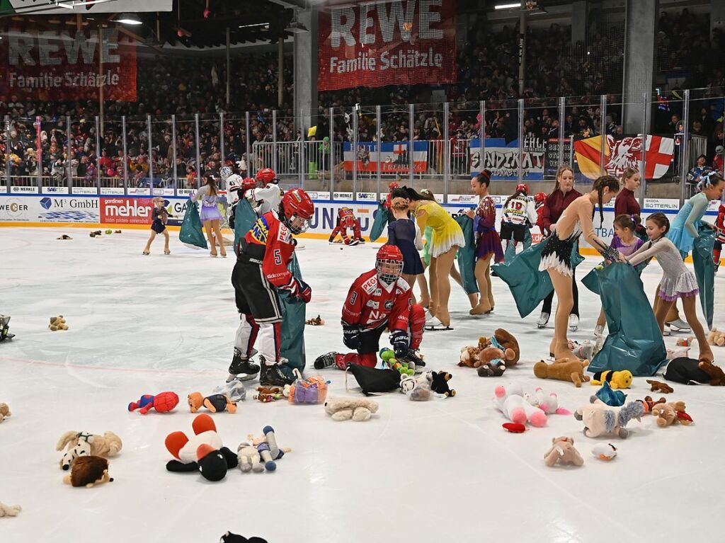 Kuscheltiere fast ohne Ende: Beim Teddy Bear Toss des EHC Freiburg gab es dieses Jahr einen neuen Rekord.