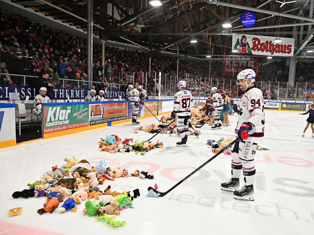 Kuscheltiere fast ohne Ende: Beim Teddy Bear Toss des EHC Freiburg gab es dieses Jahr einen neuen Rekord.