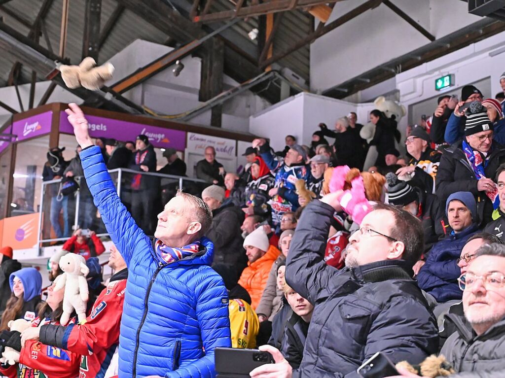 Kuscheltiere fast ohne Ende: Beim Teddy Bear Toss des EHC Freiburg gab es dieses Jahr einen neuen Rekord.