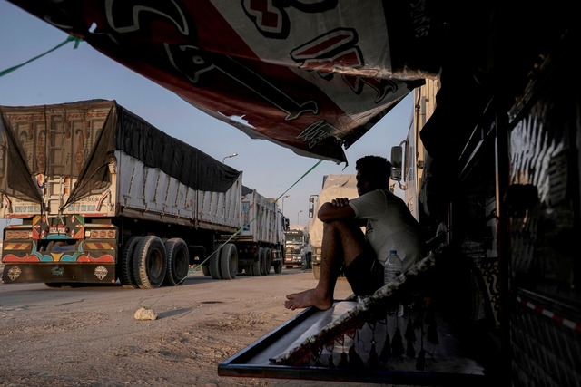 Bewaffnete Banden machen sich im Elend breit. (Symbolbild)  | Foto: Amr Nabil/AP/dpa