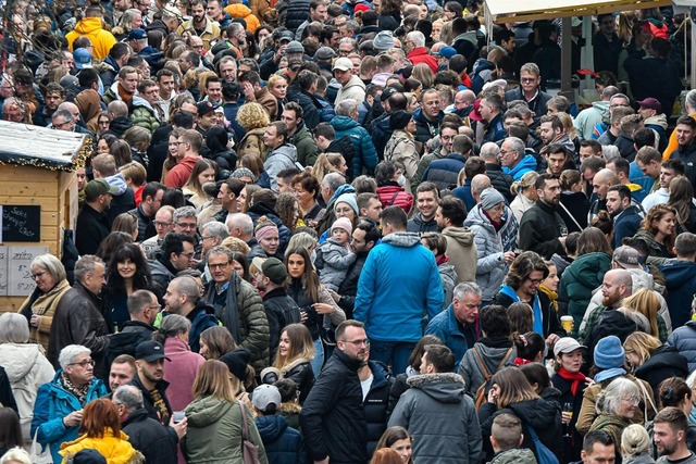 Auflauf vor dem &#8222;Wolkenkratzer&#8220; in Lahr an Heiligabend  | Foto: Endrik Baublies