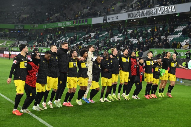 Jubel nach dem letzten Spiel des Jahre...mund feiern den 3:1-Sieg in Wolfsburg.  | Foto: Swen Pf&ouml;rtner/dpa