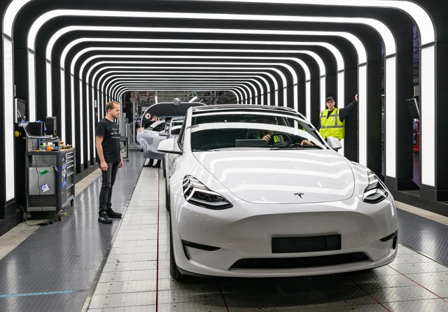 Werkleiter der Tesla Gigafactory Berli...ektrofahrzeugen vom Typ Tesla Model Y.  | Foto: Patrick Pleul (dpa)