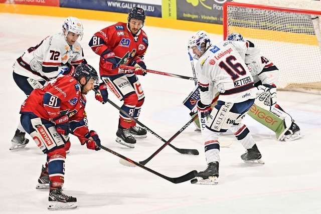 Tomas Schwamberger (unten, links) ist ...sburg Towerstars jedoch wohl schwerer.  | Foto: Achim Keller