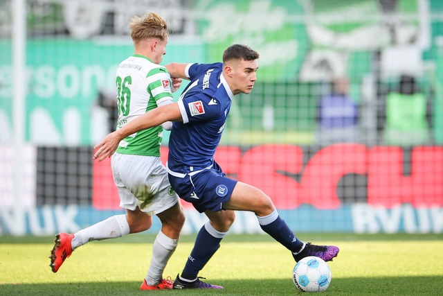 Robust im Zweikampf: Marcel Beifus (r)...ten Saison f&uuml;r den Karlsruher SC.  | Foto: Daniel Karmann/dpa