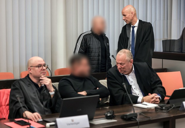 Der Hauptangeklagte (hinten, links) sp...idiger Oliver Doelfs (hinten, rechts).  | Foto: Oliver Berg/dpa