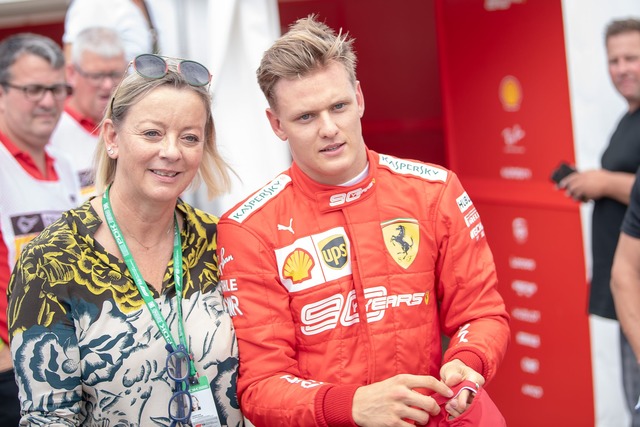 Mick Schumacher und Managerin Sabine Kehm.  | Foto: Sebastian Gollnow/dpa