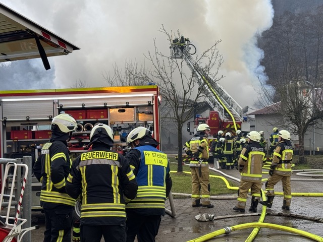 Einsatzkrfte beim Brand am Sonntag.  | Foto: Monika Weber