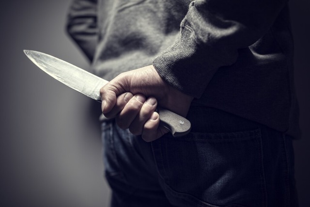 Der Unbekannte soll in jeder Hand ein Messer gehalten haben.  | Foto: Brian Jackson  (stock.adobe.com)