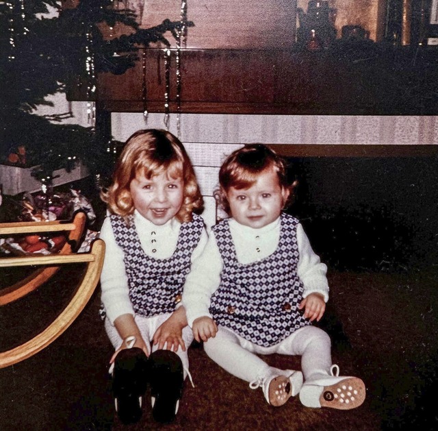 Silke Kabisch mit ihrer Schwester Anja an Weihnachten 1971  | Foto: privat