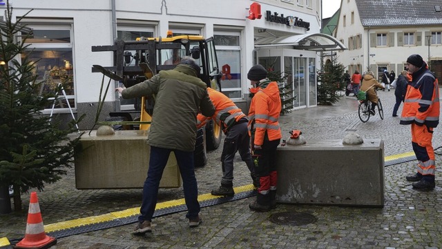 Mit drei Betonpollern wird eine mglic...hnachtsmarkt in Emmendingen erschwert.  | Foto: Michael Strter