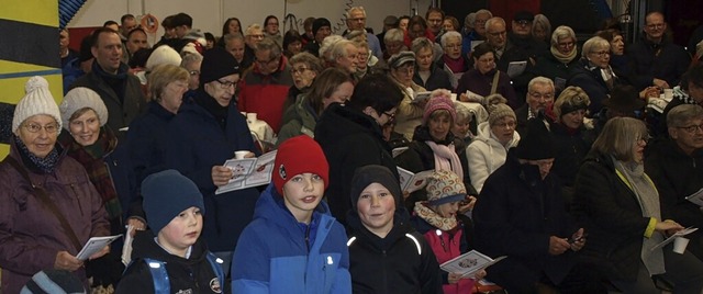 Voll besetzt war das Haagener Feuerweh...mit Jung und Alt beim Adventssingen.    | Foto: Paul Schleer