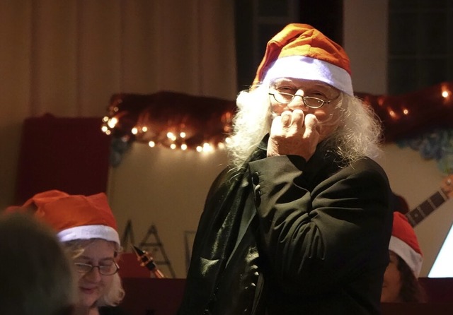 Dirigent und Weihnachtsmann in Persona...reut sich ber ein gelungenes Konzert.  | Foto: Silvia Schillinger-Teschner