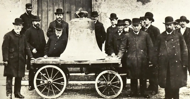 Ein historisches Foto im Jahrbuch zeig...it der neu gegossenen Glocke von 1891.  | Foto: Stadtarchiv Schopfheim