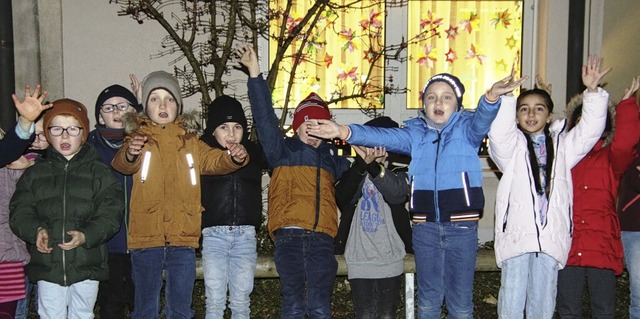 Zur Erffnung des  Adventsfensters bei... Eichstetten sang auch der Schulchor.   | Foto: Horst David