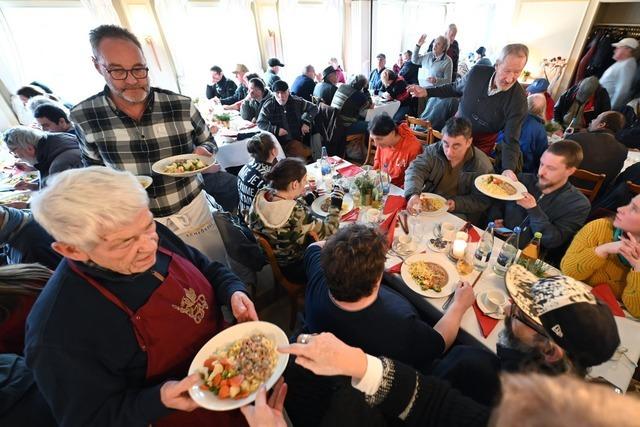 Rotary Freiburg serviert 210 wohnungslosen Menschen ein Mittagessen im Greiffenegg-Schlssle