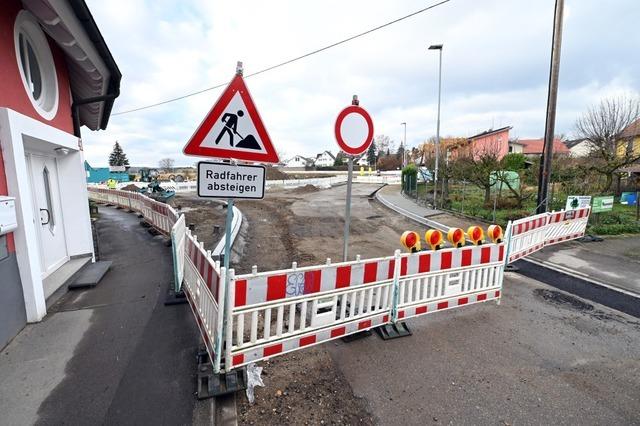 Die Freiburger Landstrae in Tiengen bleibt erstmal voll gesperrt