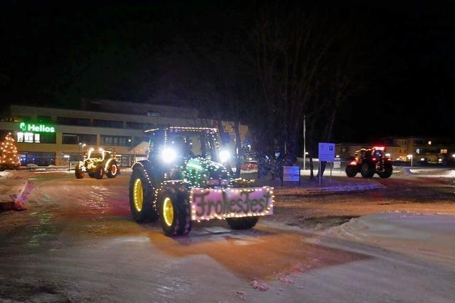 Beleuchtete Traktoren fahren durch Titisee-Neustadts Tler