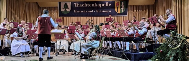 Die Trachtenkapelle Hartschwand-Rotzingen mit dem Dirigenten Adrian Zipfel   | Foto: Renate Griesser