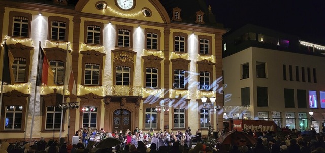 Vor der stimmungsvoll illuminierten Ra...gabend zum Weihnachtsliedersingen ein.  | Foto: Stadtkapelle Offenburg