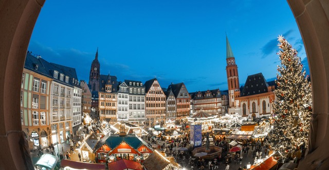 Die Weihnachtsm&auml;rkte in den Innen...eine gro&szlig;e Zahl an Besuchern an.  | Foto: Boris Roessler/dpa