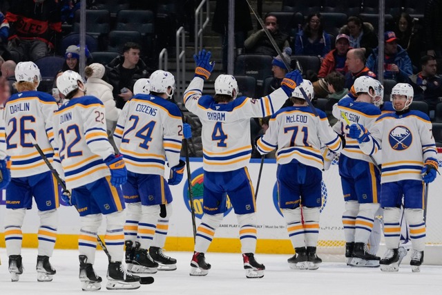 Jubel beim ersten Sieg nach zuvor 13 N...gen: Die Buffalo Sabres um JJ Peterka.  | Foto: Frank Franklin II/AP/dpa