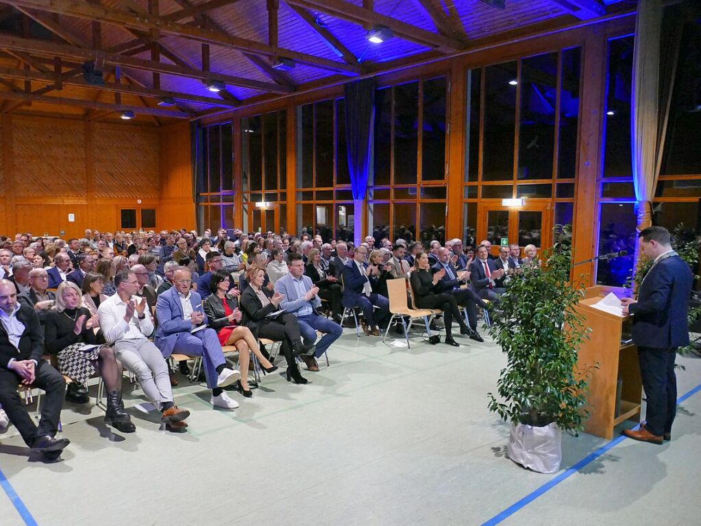 Januar: Beim Neujahrsempfang der Gemeinde wahren die Stuhlreihen in der Elzhalle in Wittenweier voll besetzt.