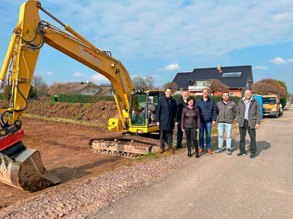 Mrz: Mit dem symbolischen ersten Spatenstich hat die Gemeinde Schwanau die Erschlieung der Stichstrae im Gewerbegebiet Nonnenweier begonnen. Vier Gewerbegrundstcke werden entstehen.