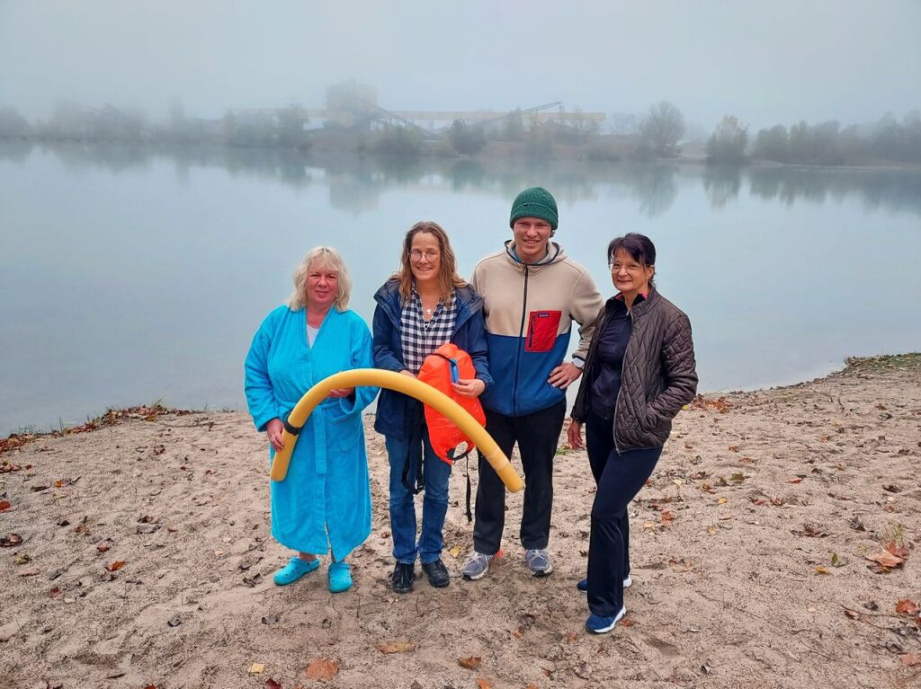 Oktober: Pfarrerin Renate Malter taucht oft eiskalt unter. BZ-Redakteurin Ulrike Derndinger ist mit der Kaltwasserschwimmerin in den See gestiegen. Ein Selbstversuch bei den „Eisheiligen“.