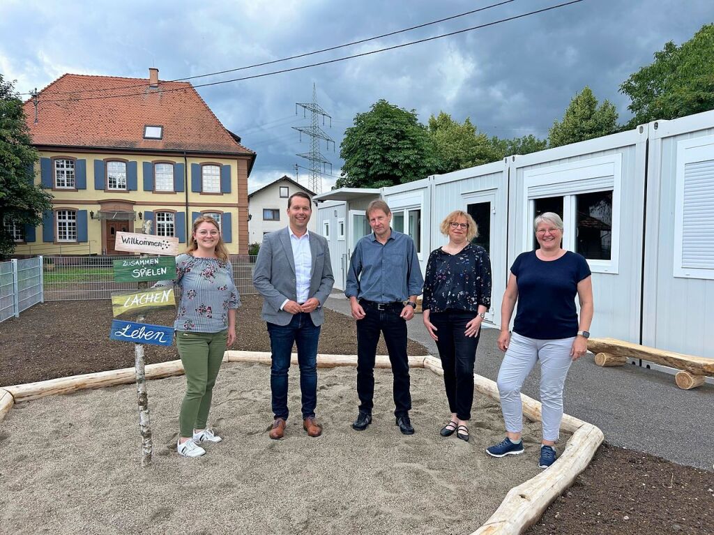 Juli: 22 temporre Kindergartenpltze sollen im Ortsteil Wittenweier an den Start gehen. Das teilt die  Gemeinde Schwanau mit, die auf dem Areal des alten Pfarrhauses Container aufgestellt hat.