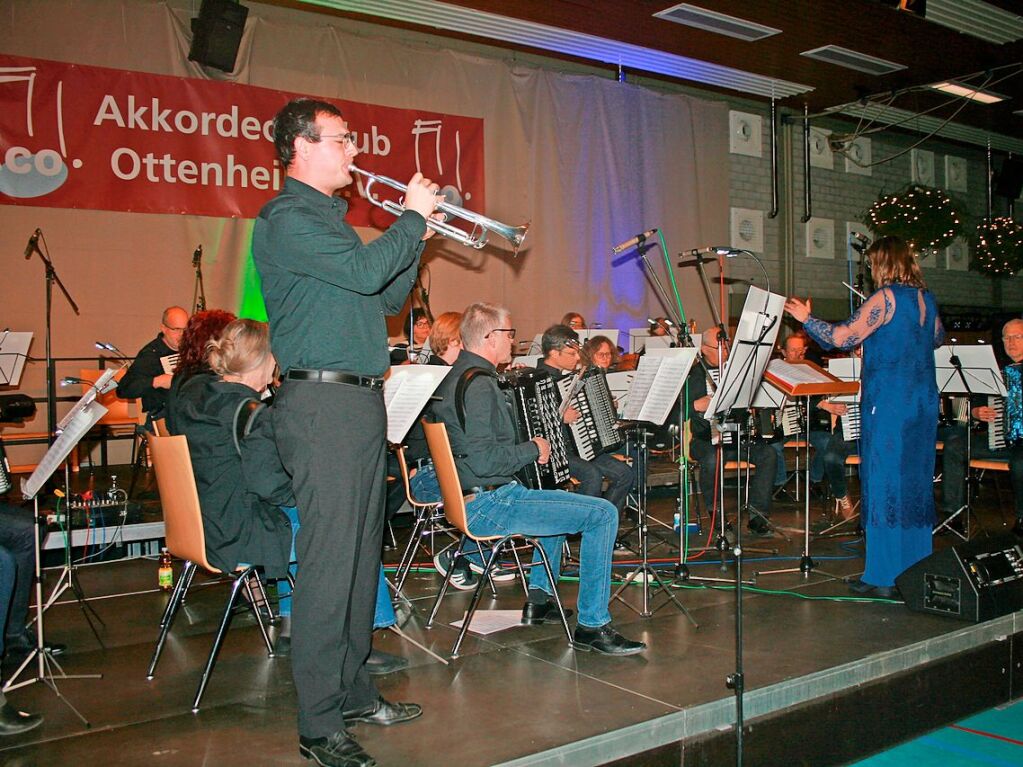 Dezember: Der Akkordeonclub Otteheim ldt zum Jahreskonzert.