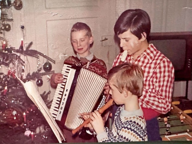 Hans Glggler mit dem Akkordeon am Weihnachtsbaum 1967  | Foto: privat