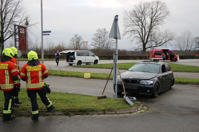 Der schwarze BMW war im Kreuzungsberei...nd landete dann wieder auf den Rdern.  | Foto: Horst David