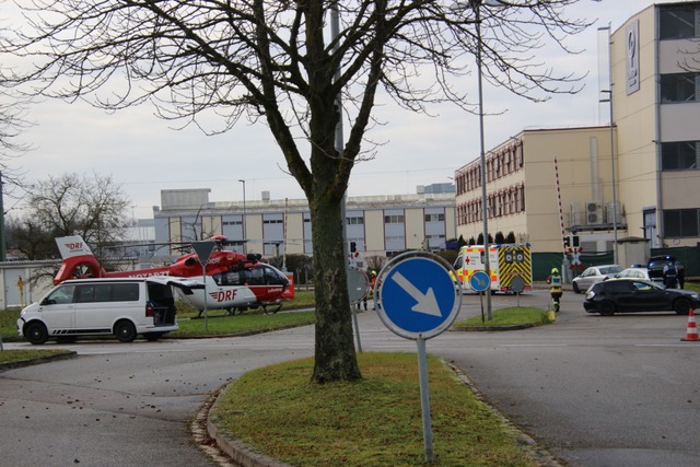 Vorsorglich war auch ein Rettungshubsc...ber keinen Patienten aufnehmen musste.  | Foto: Horst David