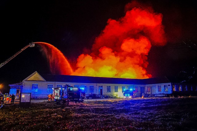 Die Feuerwehr l&ouml;scht ein brennendes Fabrikgeb&auml;ude in Wendlingen.  | Foto: Kaczor/SDMG/dpa