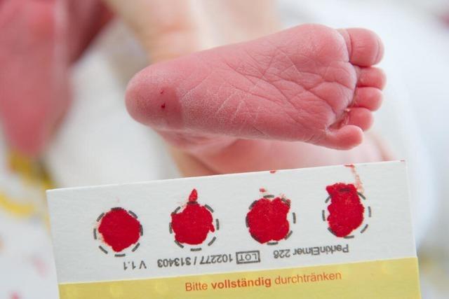 Bluttropfen kann Leben retten: Babyscreening auf Krankheiten