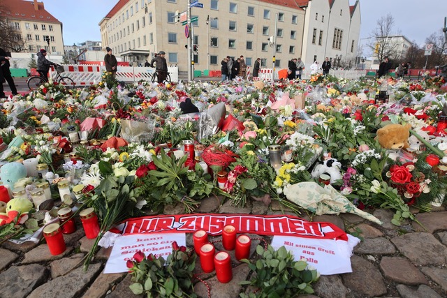 Der zentrale Gedenkort vor der Johanniskirche gleicht einem Blumenmeer.  | Foto: Matthias Bein/dpa