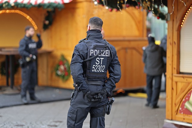 Auch die Polizei zeigte Pr&auml;senz.  | Foto: Matthias Bein/dpa