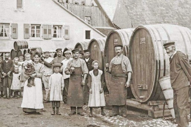 Altweiler Kfermeister stellen ihre Handwerkskunst zur Schau, um 1910.  | Foto: Stadtarchiv