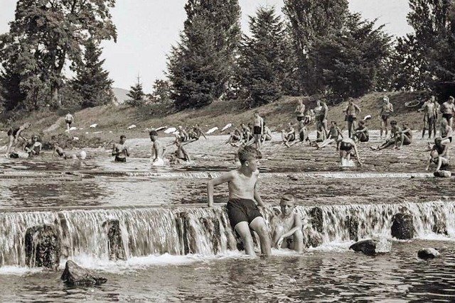 Erfrischendes Bad in der Wiese, um 1950  | Foto: Stadtarchiv