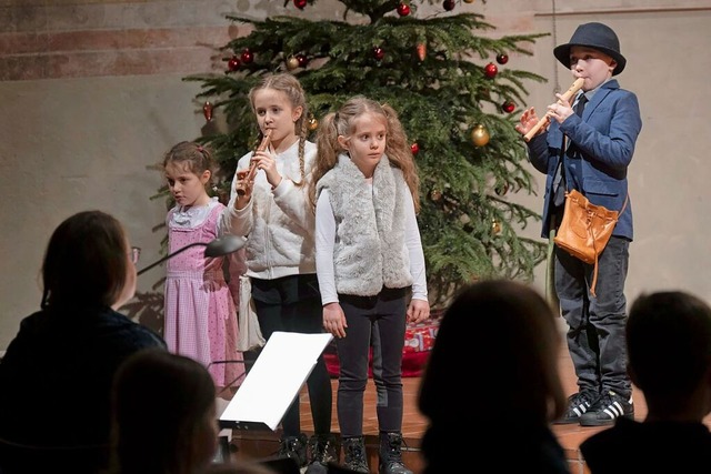 Die Kinder der Fltenklasse von Marina...ten mit Schauspiel- und Musizierkunst.  | Foto: Volker Mnch