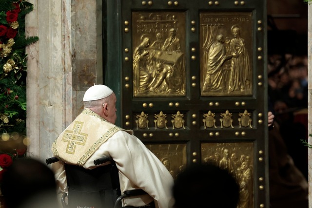 Im stillen Gebet sitzt Franziskus vor der Heiligen Pforte.  | Foto: Remo Casilli/Pool Reuters/AP/dpa