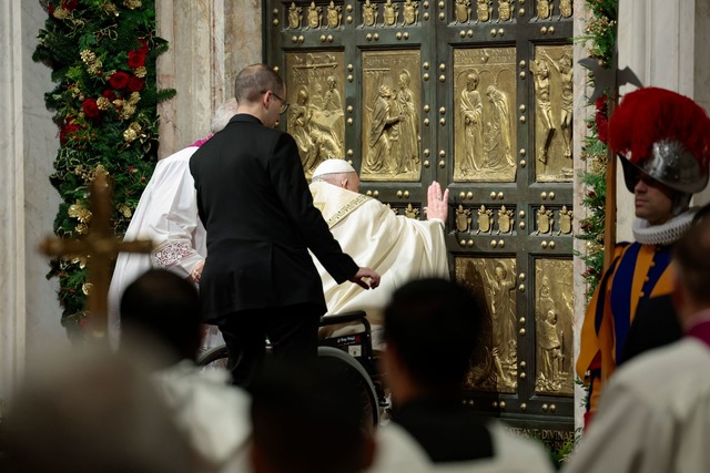 Mehrmals klopfte der Papst an die T&uu... Helfer diese von innen &ouml;ffneten.  | Foto: Remo Casilli/Pool Reuters/AP/dpa