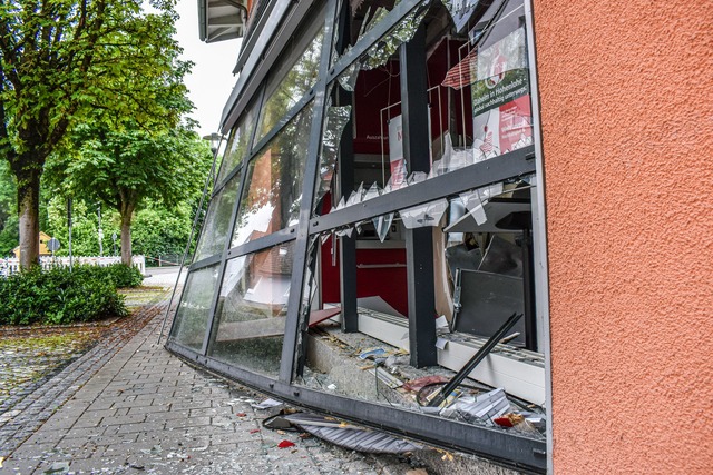 Die Zahl der Angriffe auf Geldautomate...de auch Bargeld erbeutet. (Archivbild)  | Foto: Fabian Koss/dpa