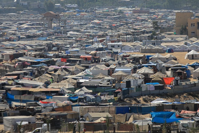 Israels Armee greift nach eigenen Anga...humanit&auml;ren Zone an. (Archivbild)  | Foto: Rizek Abdeljawad/XinHua/dpa