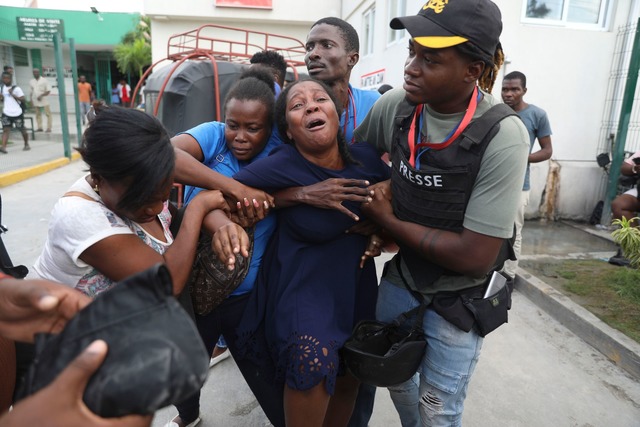 Die Gewalt in Haiti hat am Generalkran...ort-au-Prince mehrere Opfer gefordert.  | Foto: Odelyn Joseph/AP/dpa