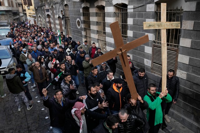 Proteste von Christen, nachdem ein Weihnachtsbaum in Brand gesetzt wurde.  | Foto: Hussein Malla/AP/dpa