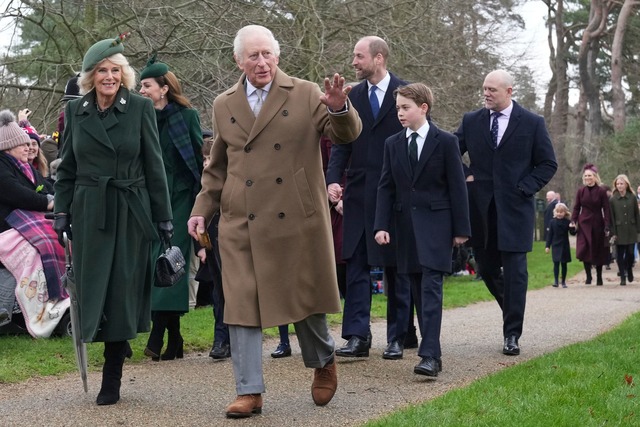 Traditionell gehen die Royals die kurze Strecke zum Gottesdienst zu Fu&szlig;.  | Foto: Jon Super/AP/dpa