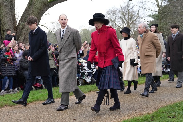 Auch Charles' Geschwister Prinz Edward (2.v.l.) und Prinzessin Anne waren dabei.  | Foto: Jon Super/AP/dpa